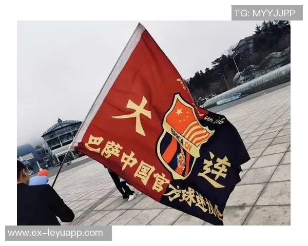 费尔明回乡参加巴萨球迷协会成立活动与球迷亲密互动签名留念